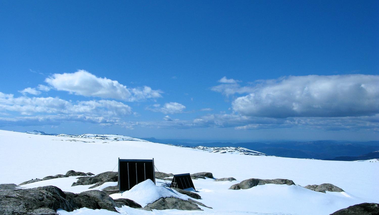 Endless views across snowy mountain plains near Holmaskjer in Hardanger.