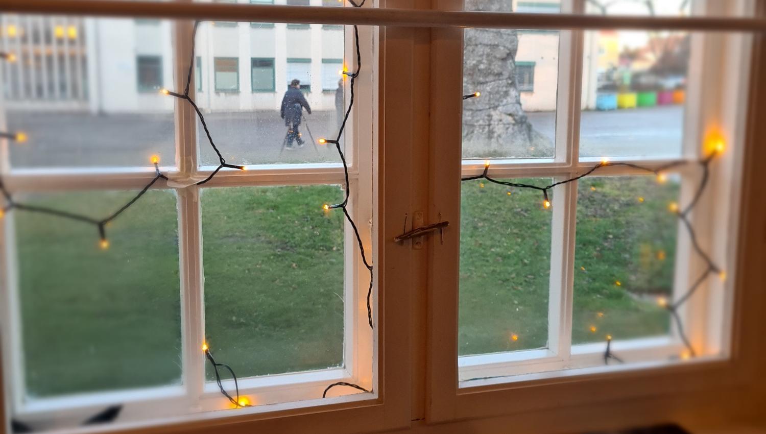 Utenfor vinduet kan du se folk på tur på Karljohansvern