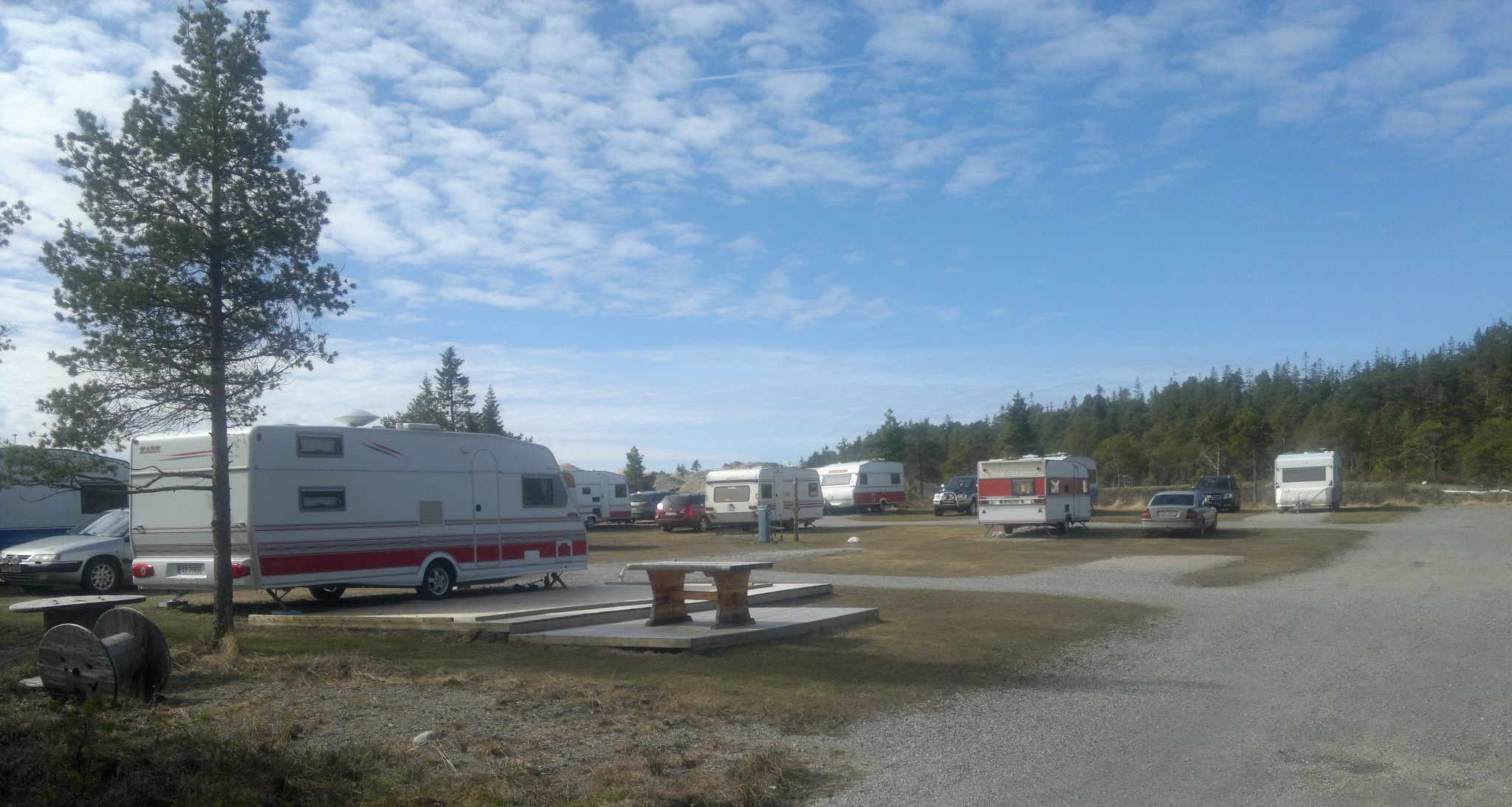 Bilder av oppstilte bobiler på Kolvereid Camping