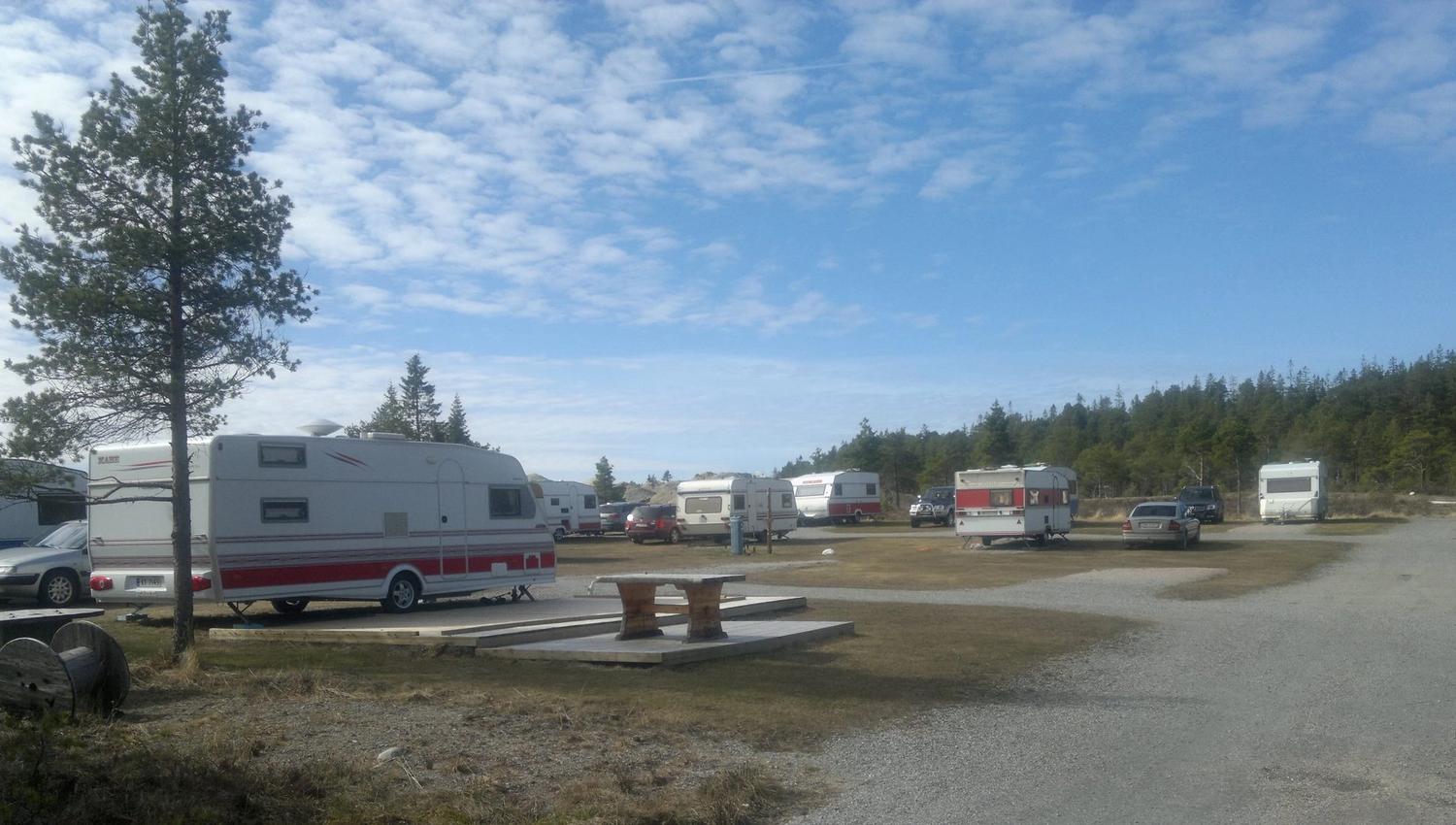 Bilder av oppstilte bobiler på Kolvereid Camping