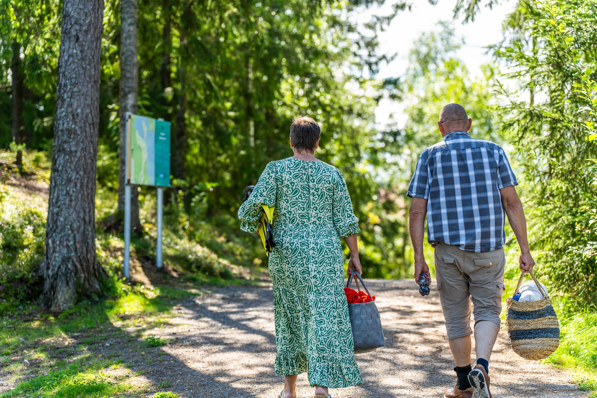 Eldre ektepar går med badetøy