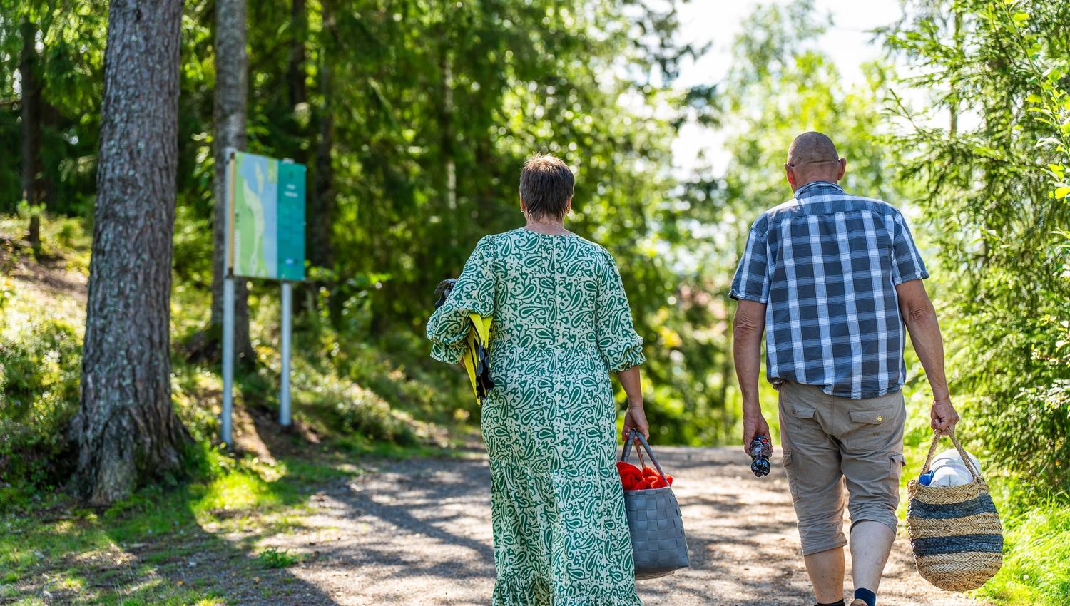 Eldre ektepar går med badetøy