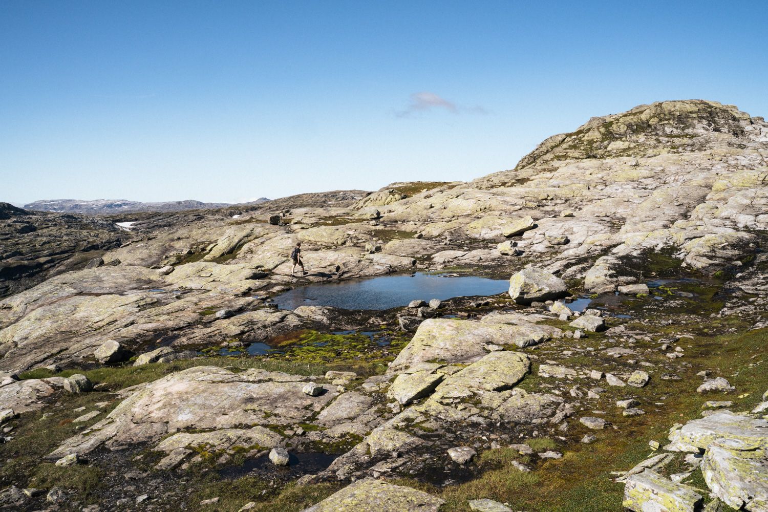 Fjellandskap med eit lite vatn.