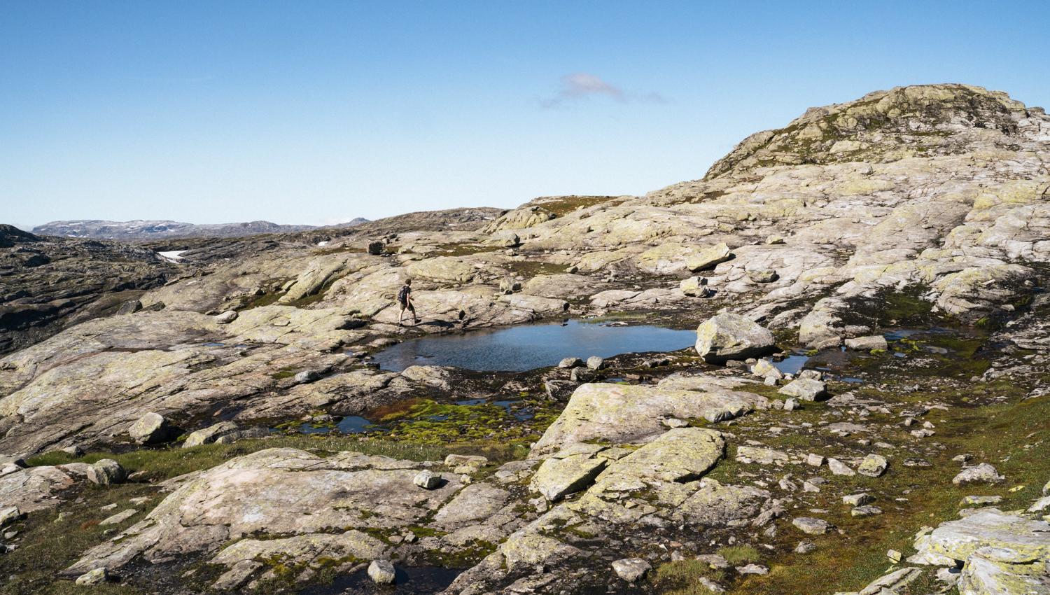 Fjellandskap med eit lite vatn.