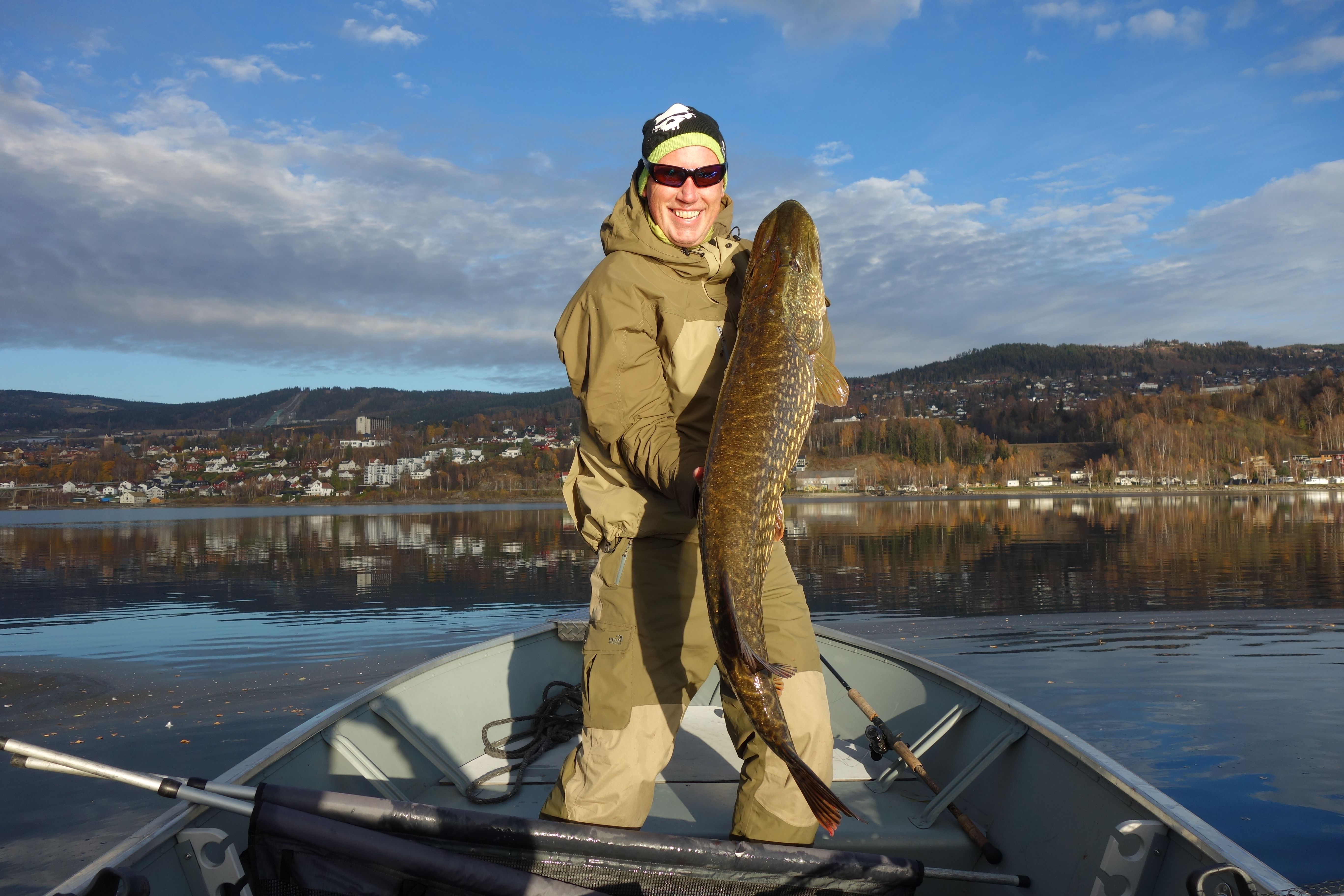 Go fishing_stor gjedde og fornøyd fisker