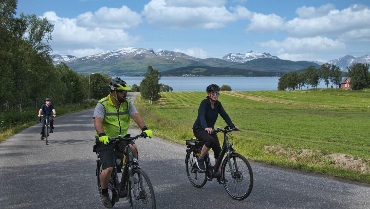 To gjester på elsykler