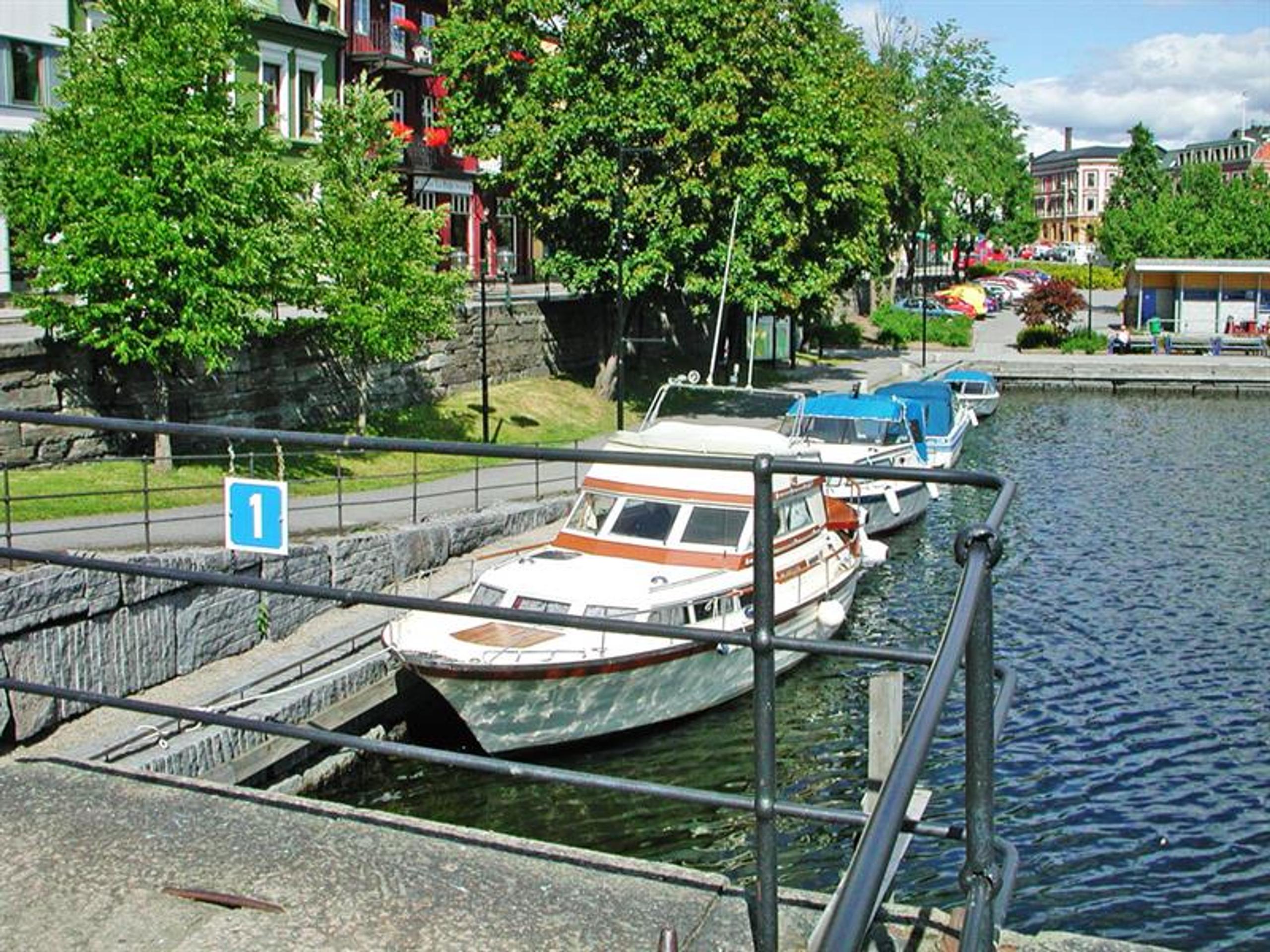 båter som ligger på Hjellebrygge gjestehavn i Skien