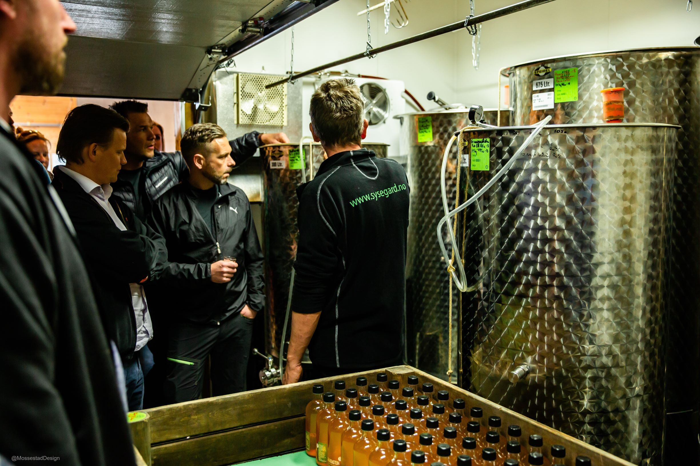 Besuchergruppe erhält eine Führung durch die Apfelweinproduktion bei einem lokalen Hersteller in Ulvik.