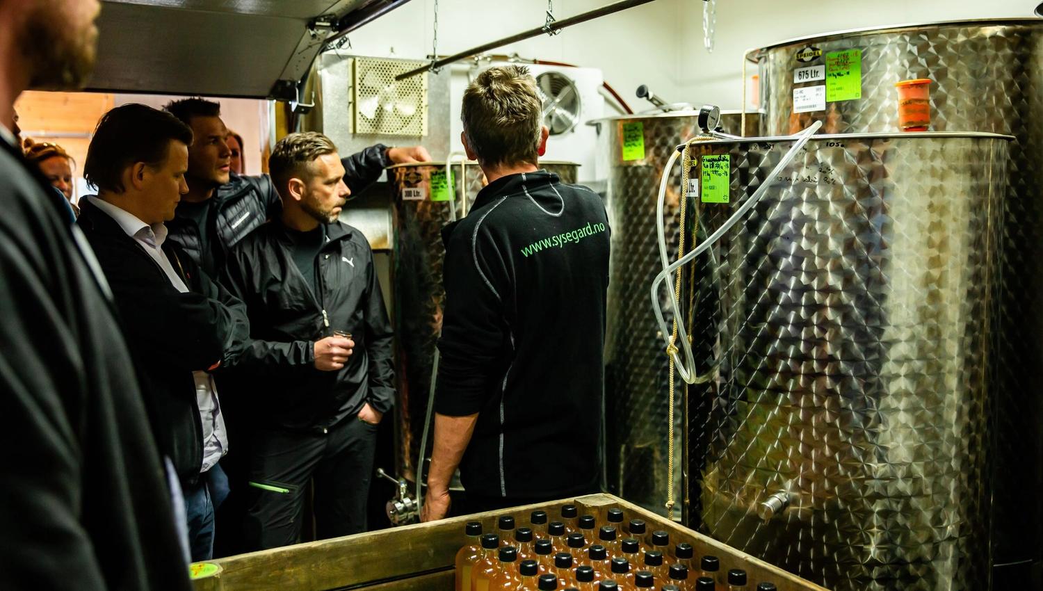 Besuchergruppe erhält eine Führung durch die Apfelweinproduktion bei einem lokalen Hersteller in Ulvik.