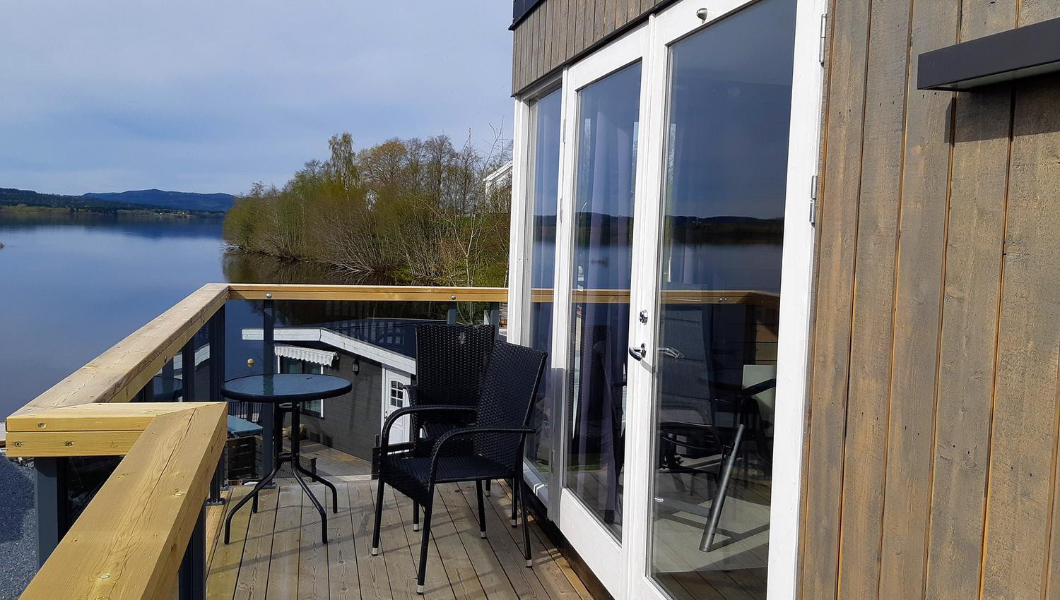 Utsikten utover Snåsavatnet fra verandaen på tretopphytten Almatopp
