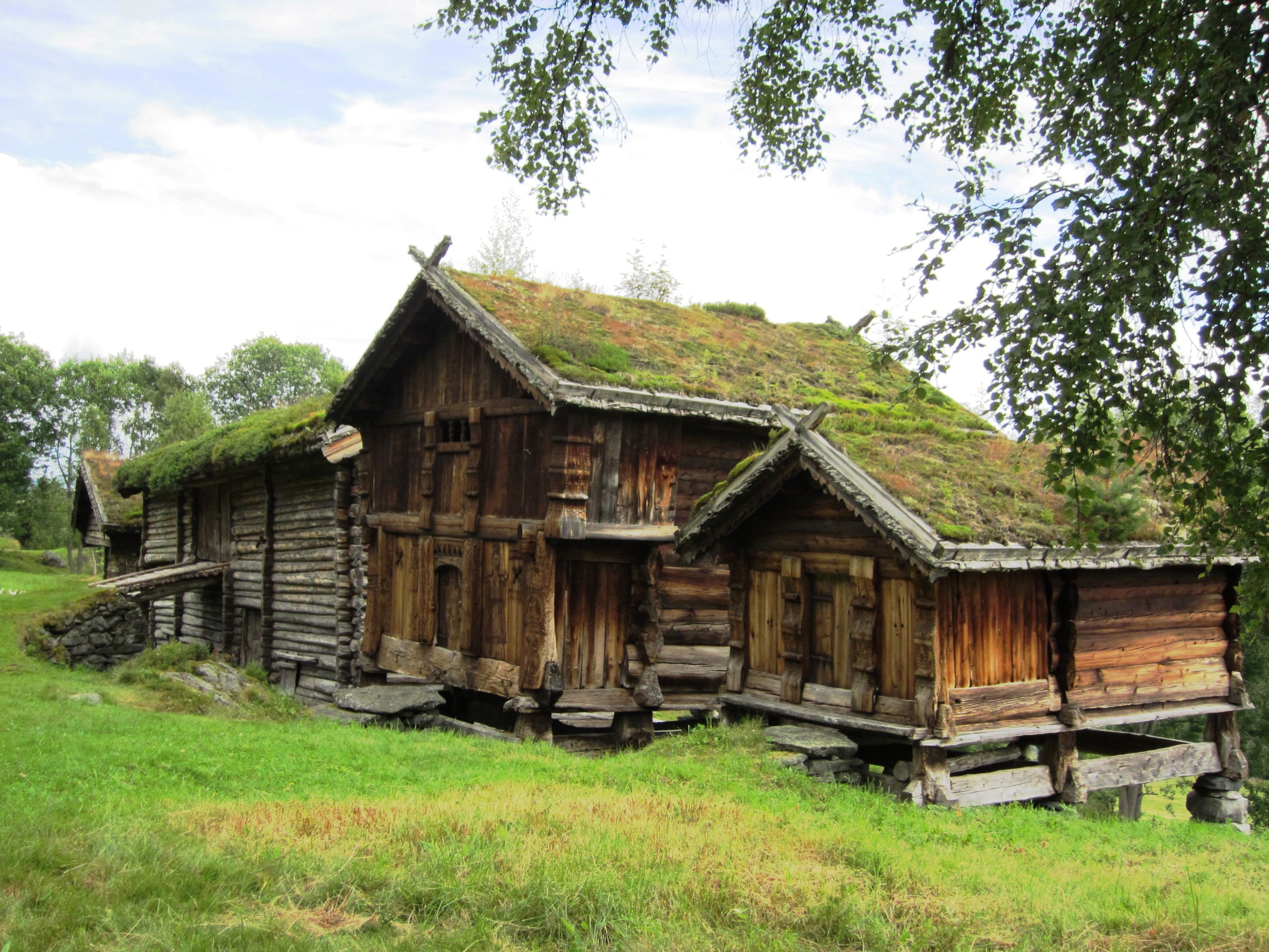 Gamle hus på Grimdalstunet i Skafså.