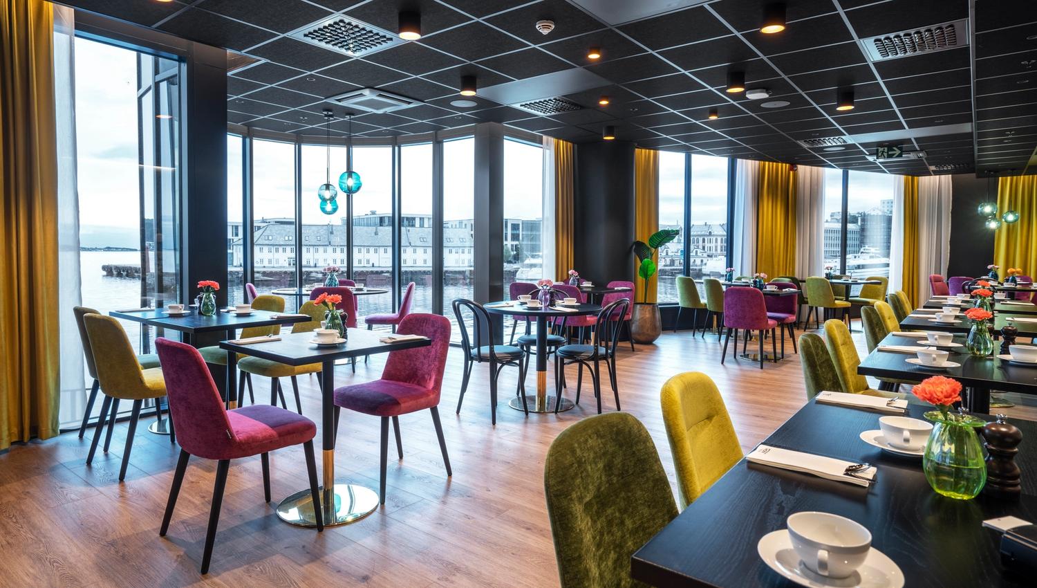 Nyt god mat og utsikt i Restaurant Brasseriet