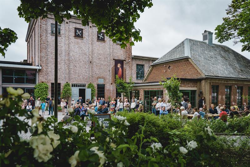 Outside The Nerdrum Museum with a lot of people