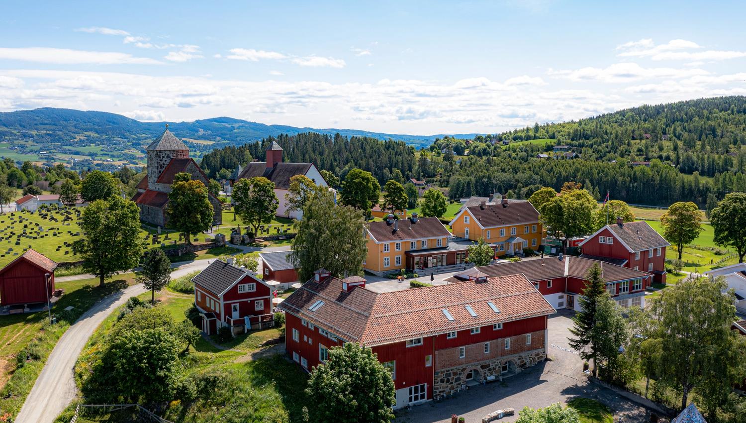 Granavolden Hotell & Gjæstgiveri og Søsterkirkene. Dronebilde sommer.