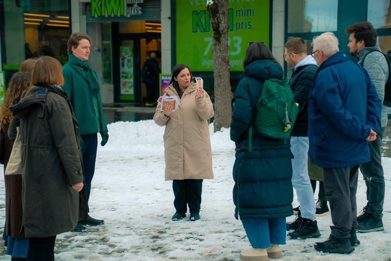 The participants must do a challenge; finding typical Norwegian groceries