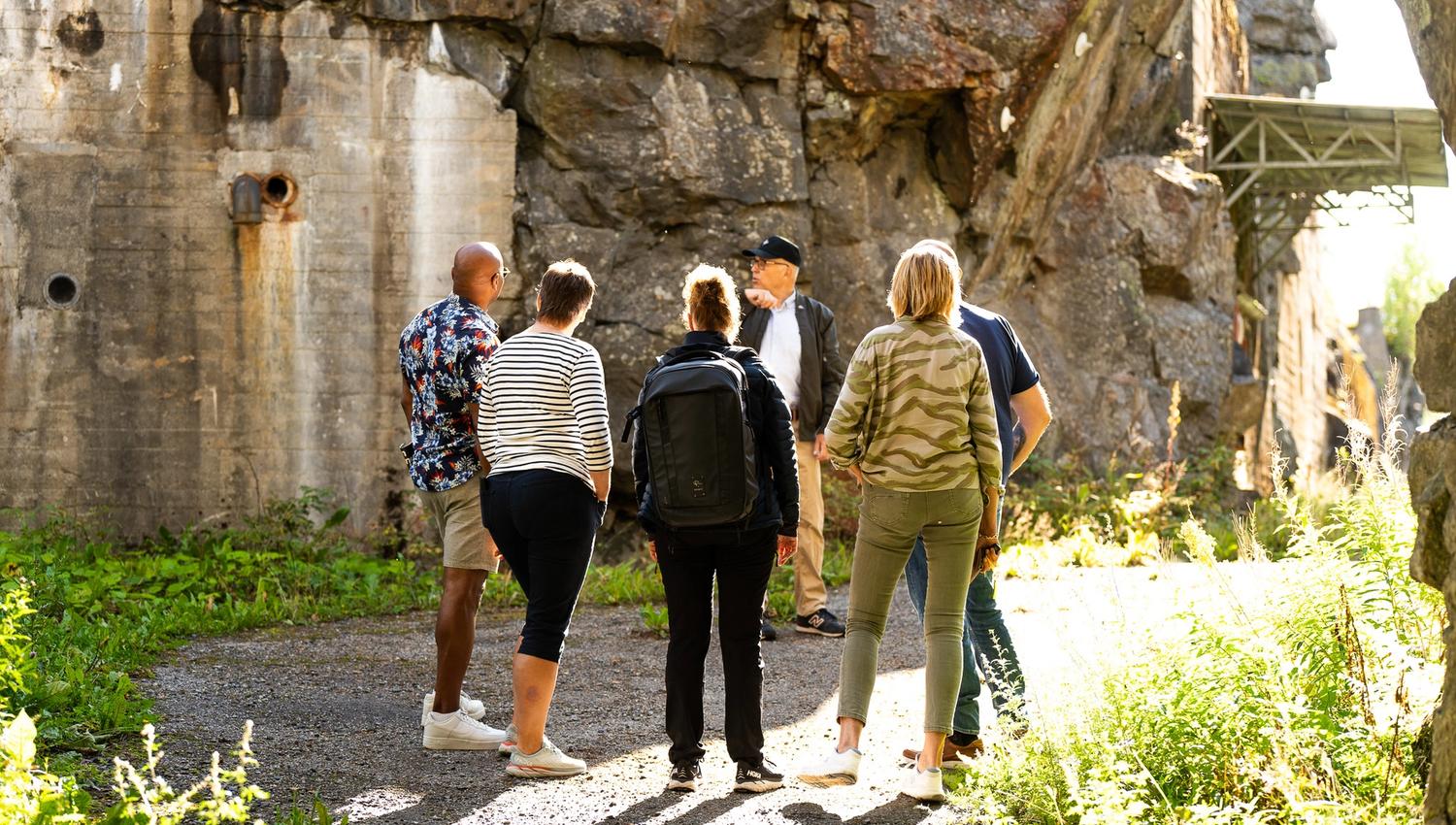Besøkende med guide