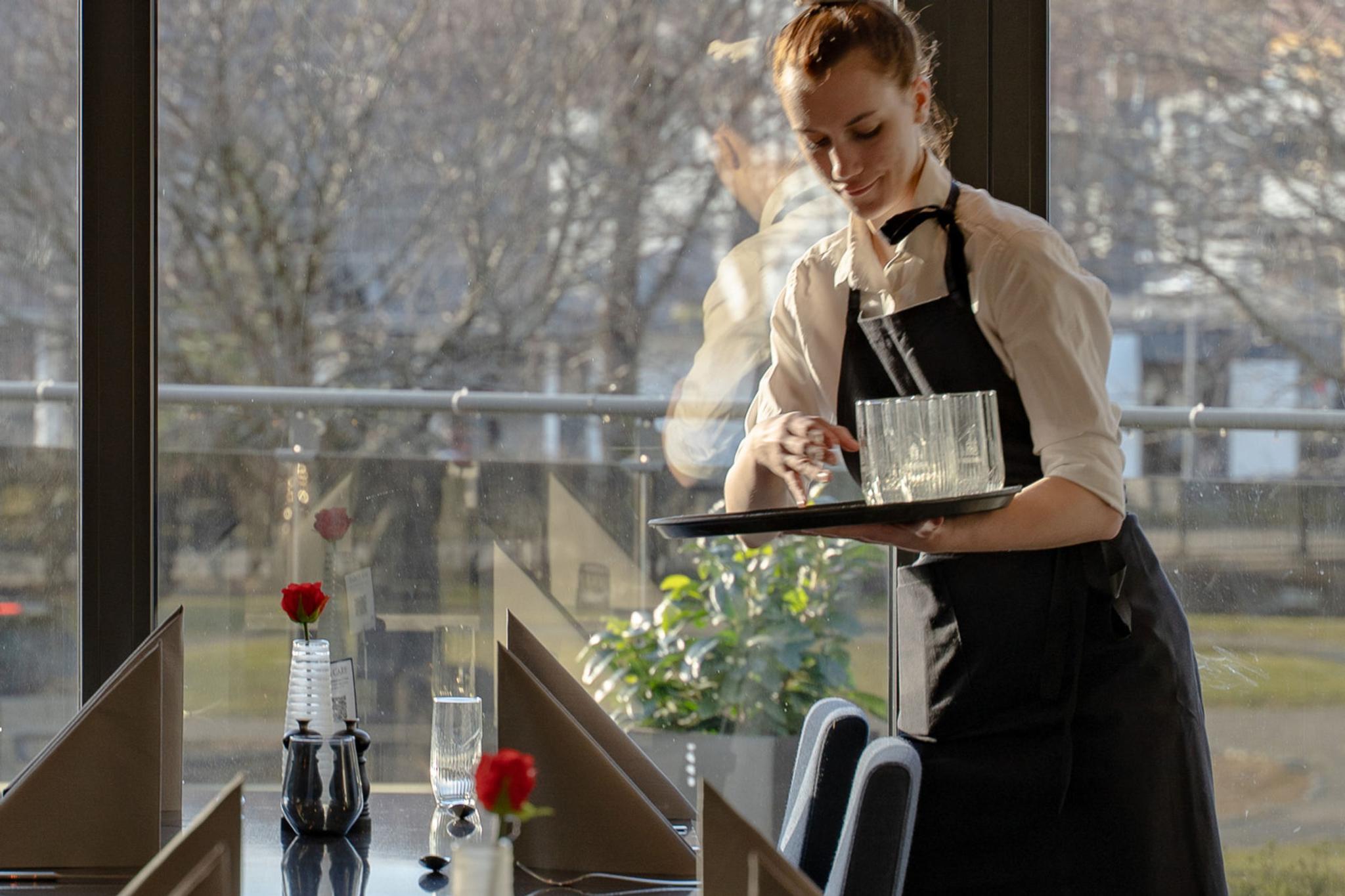 Bord vert gjort klare på Restaurant Varde.