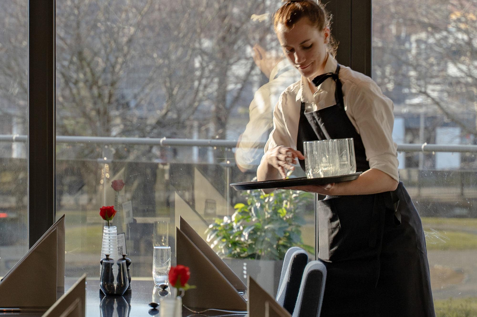 Bord vert gjort klare på Restaurant Varde.