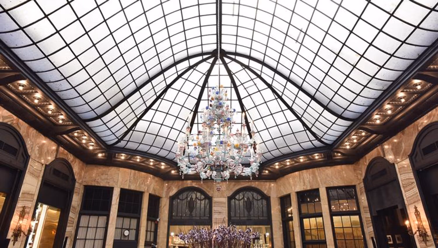 Palmen restaurant glass ceiling and chandelier