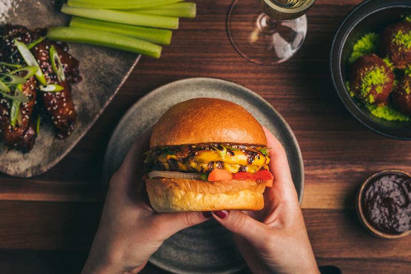 Detalj av cheeseburger.