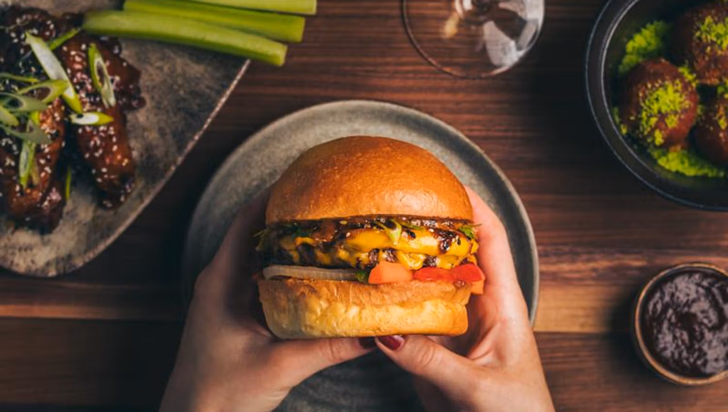 Detalj av cheeseburger.