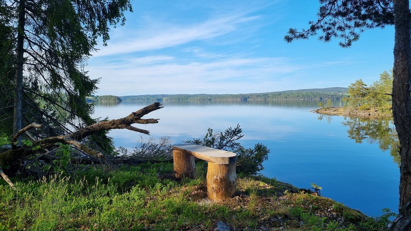 Utsiktspunkt over stille innsjø