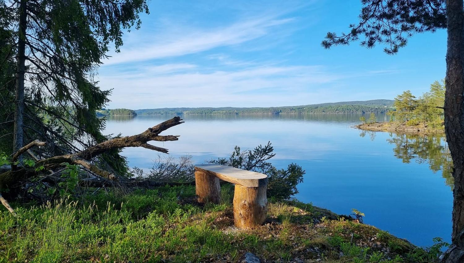 Utsiktspunkt over stille innsjø