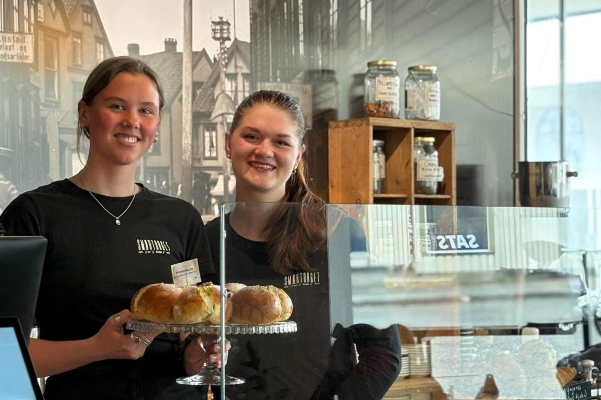 Smilende arbeidere som holder bakst