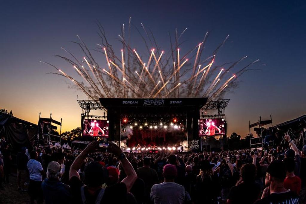 Image of the ending with pyro on Scream stage