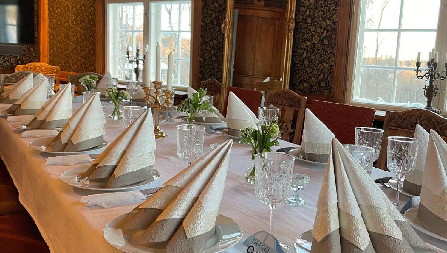 pyntet bord med blomster og servietter