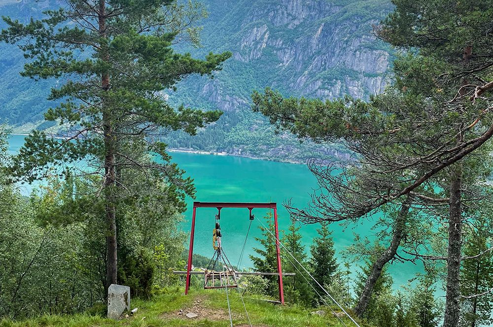 Utsiktspunkt med huske og fjordglimt langs turstien til Jordalsnuten i Hardanger.