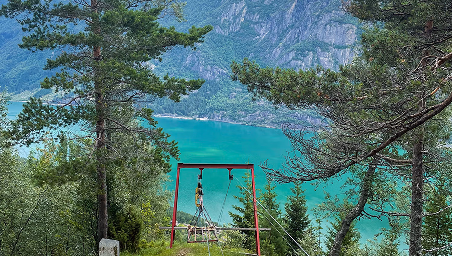 Utsiktspunkt med huske og fjordglimt langs turstien til Jordalsnuten i Hardanger.