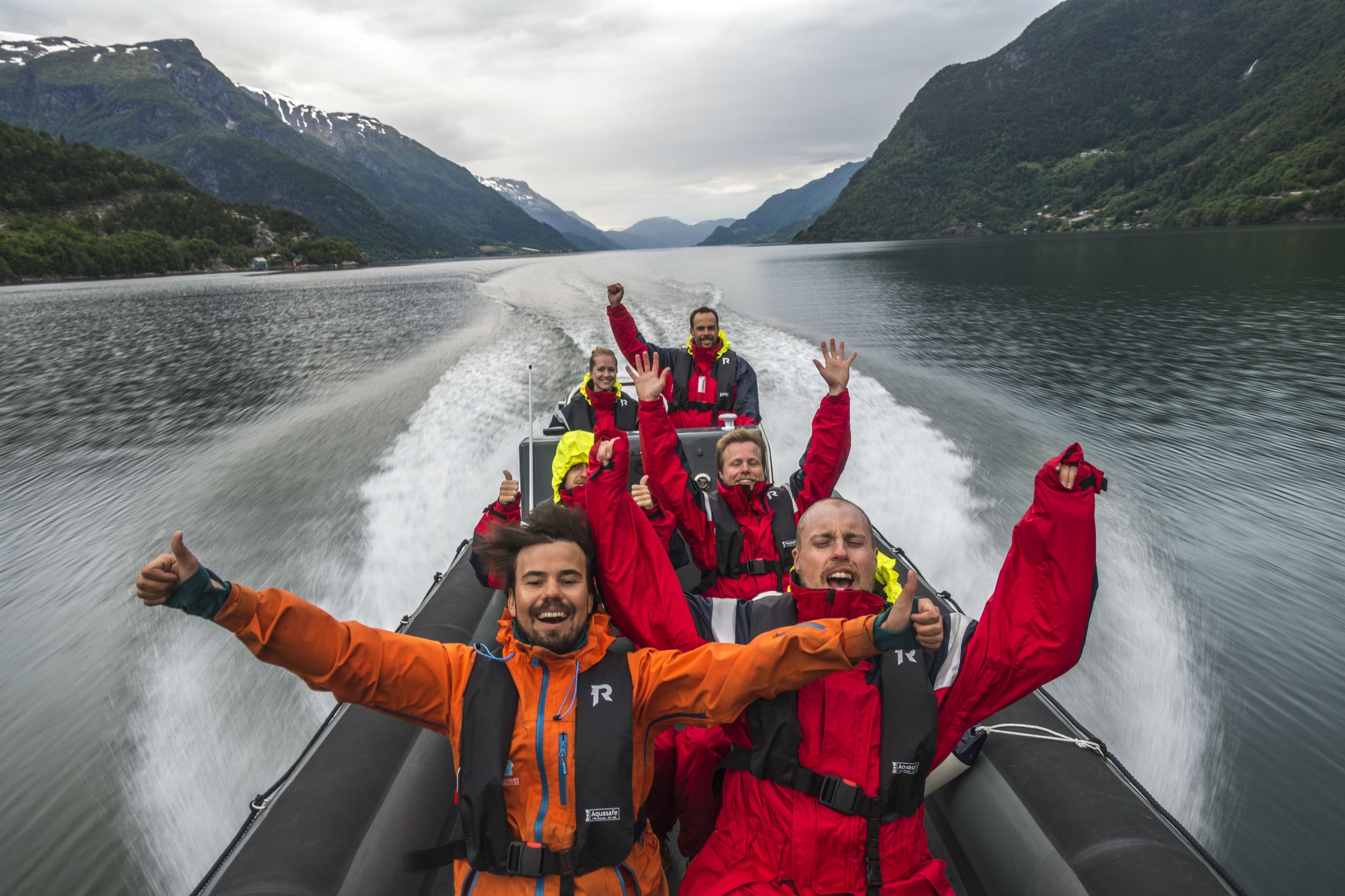 Smilande turistar nyt fartsfylt RIB-safari på Hardangerfjorden.