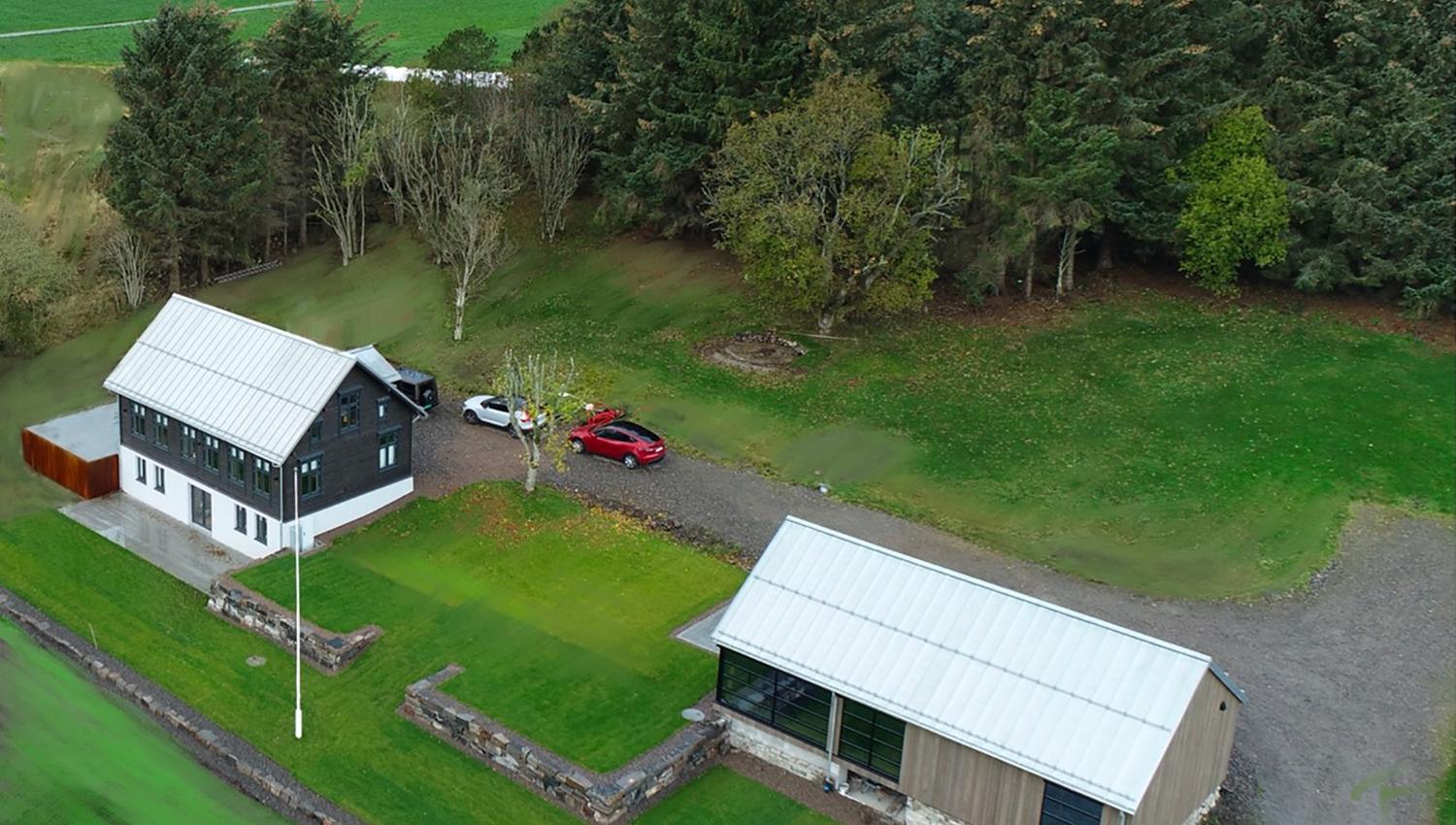 Oversiktsbilde Godø Lodge hus og løe