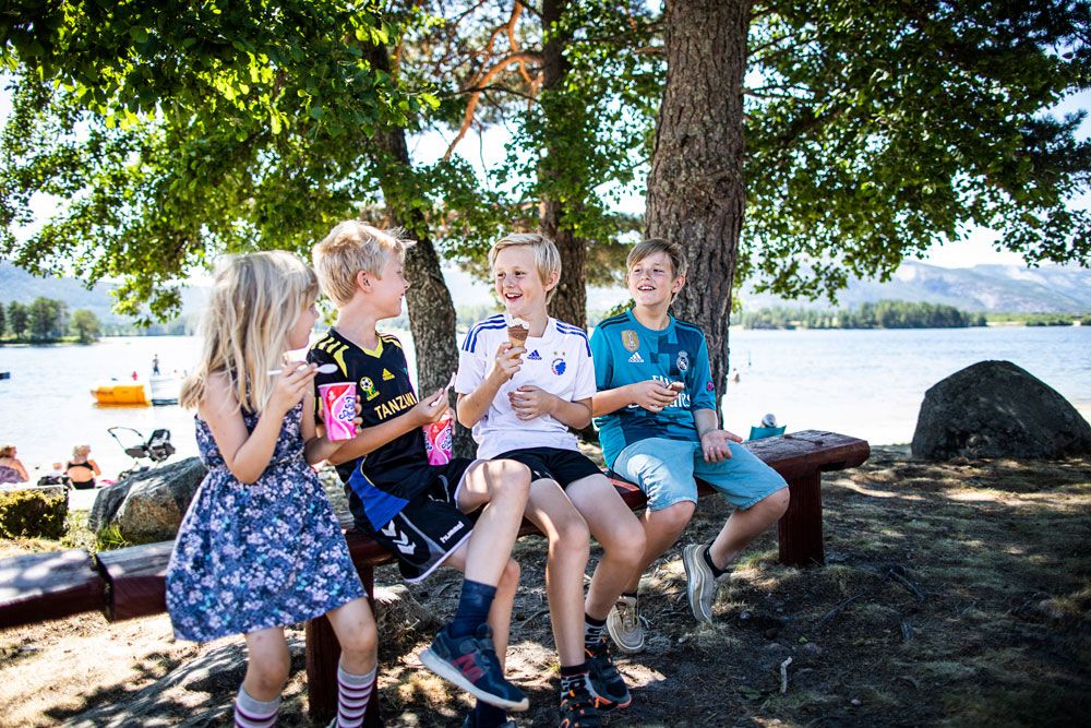 children enjoy ice cream at Straand Sommerland in Vrådal