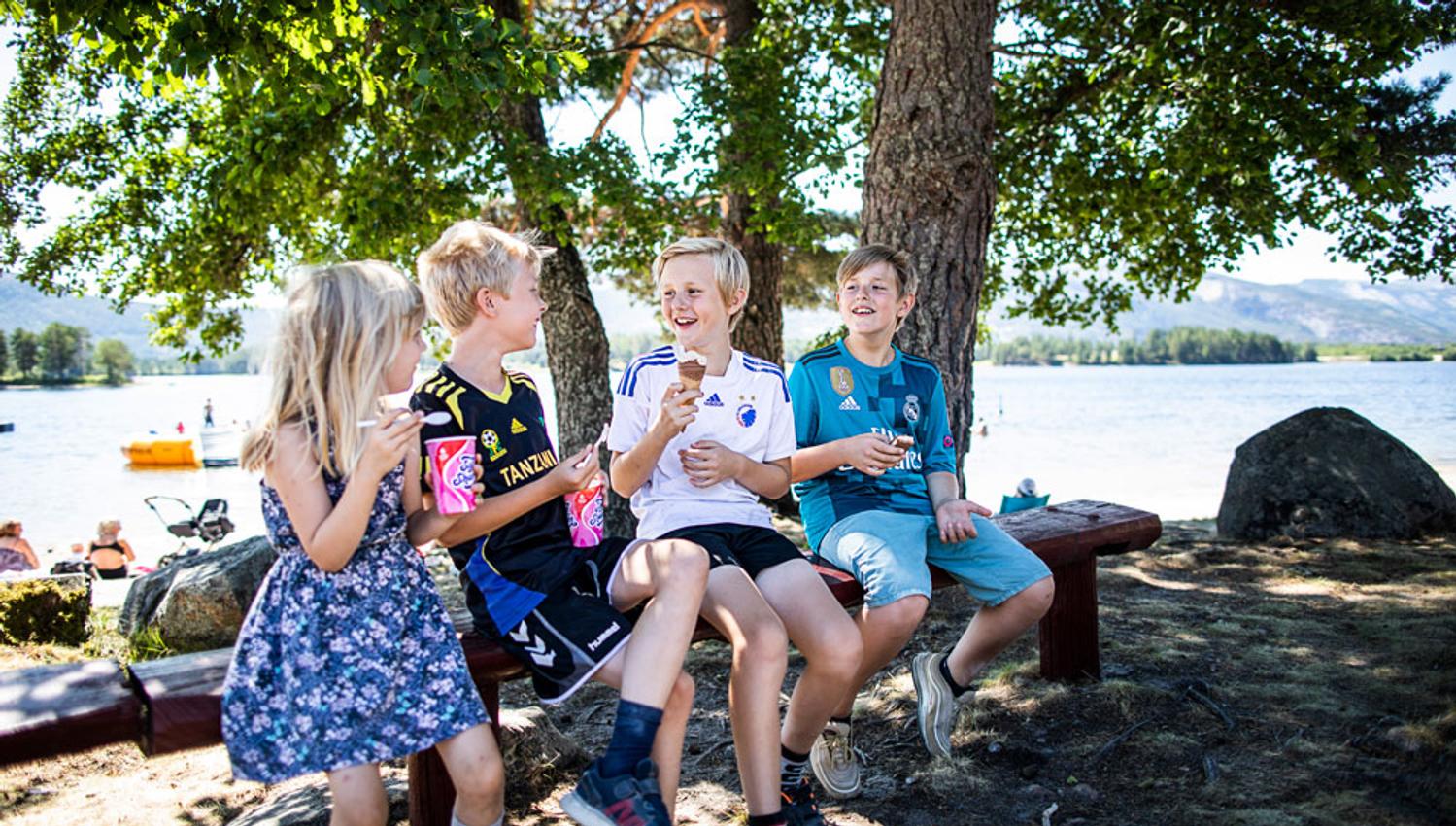 children enjoy ice cream at Straand Sommerland in Vrådal