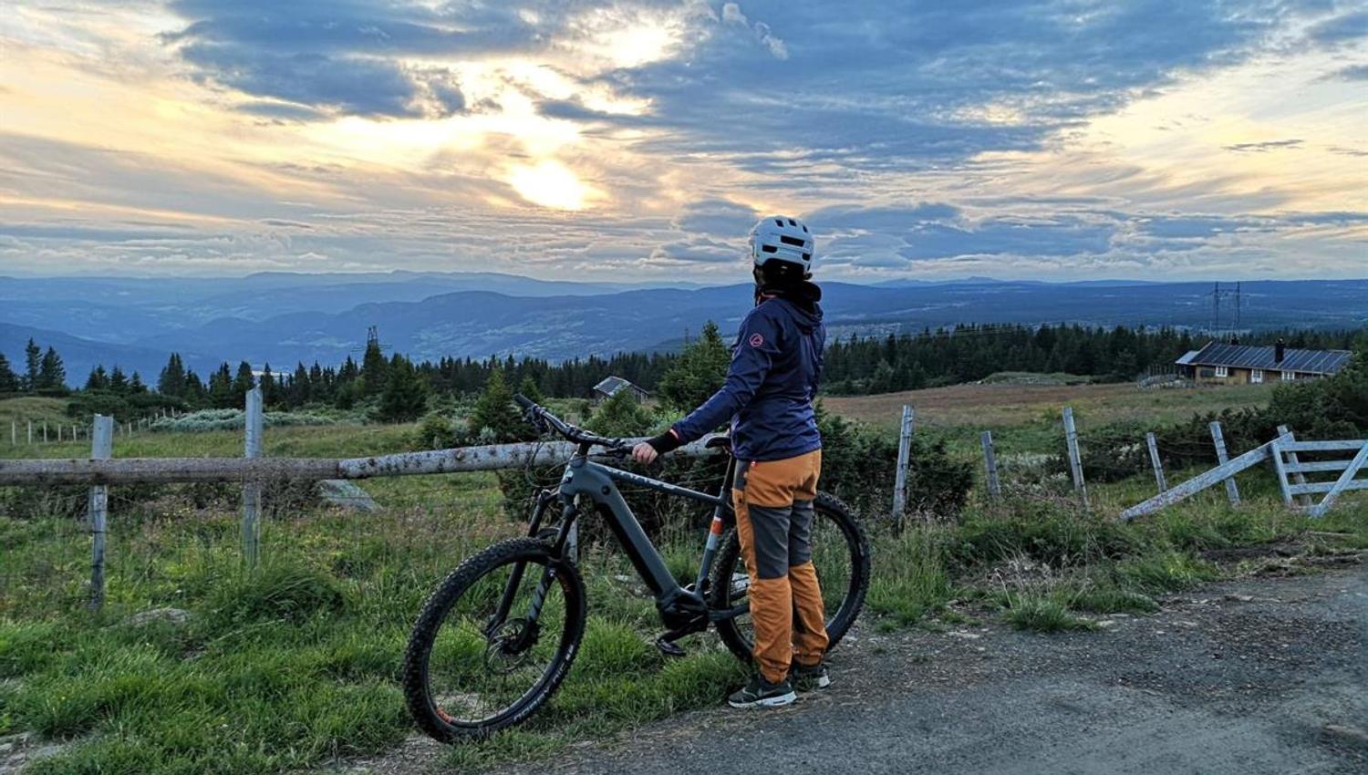 Sykkel solnedgang Nysetra