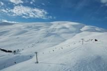 Røldal Skigebiet mit Skiliften und weißen Pisten unter blauem Himmel.