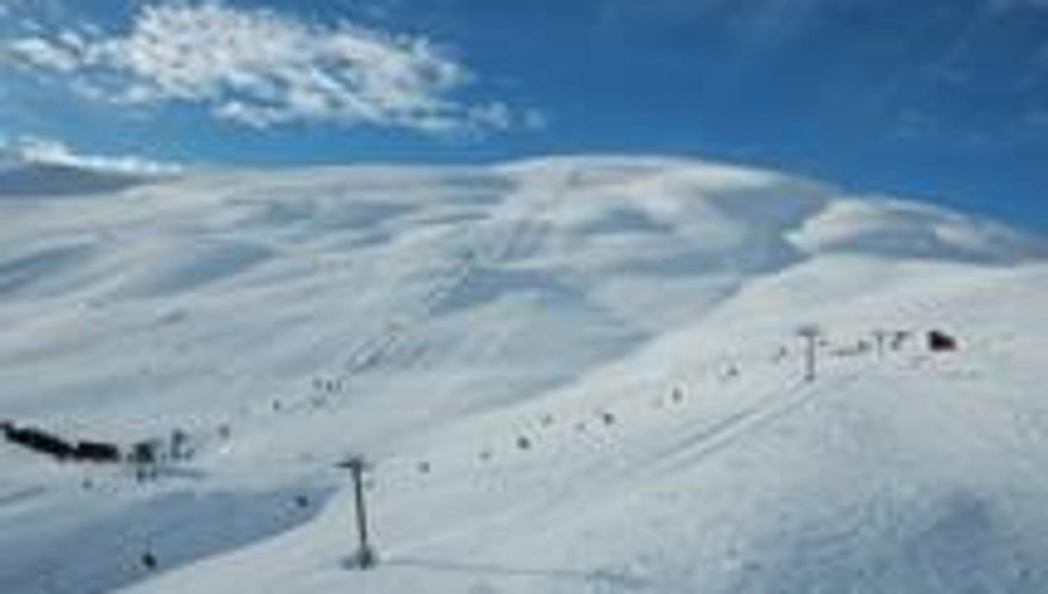 Røldal Skigebiet mit Skiliften und weißen Pisten unter blauem Himmel.