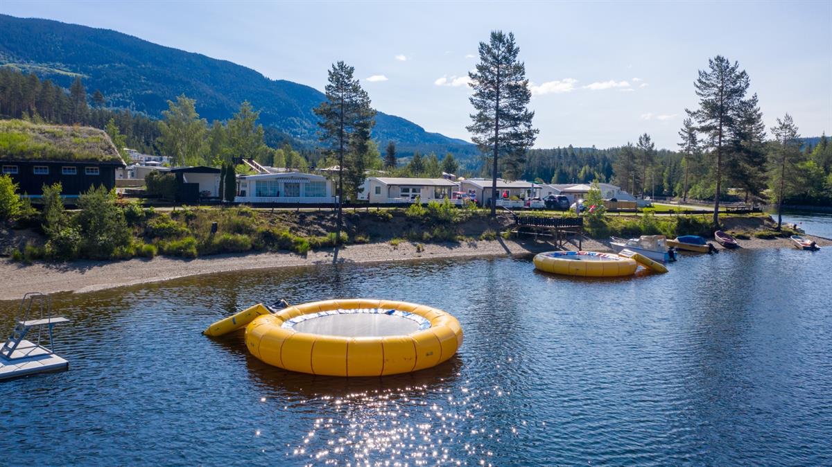 Sklie og trampoline i vannet