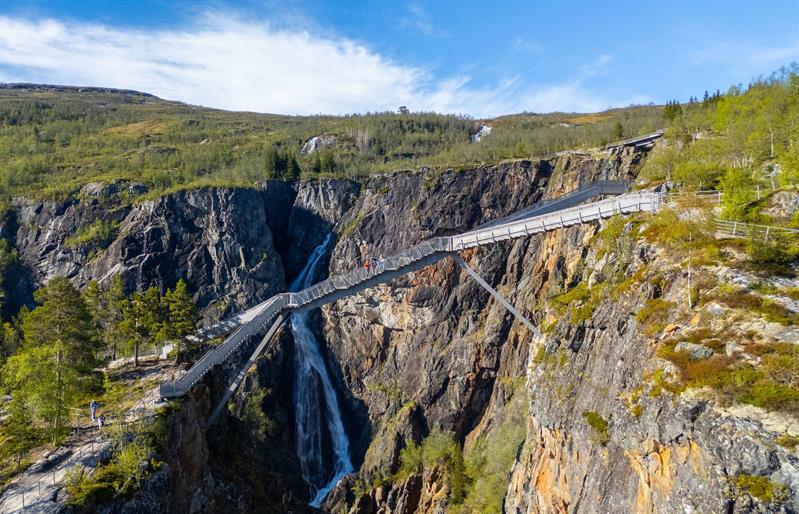 The bridge crossing the Vøring waterfall