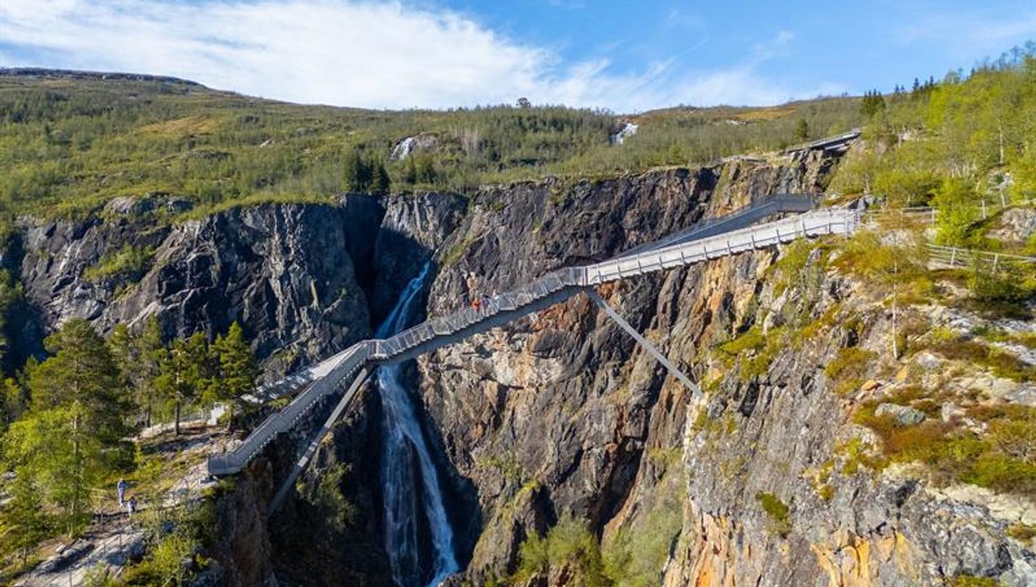 The bridge crossing the Vøring waterfall