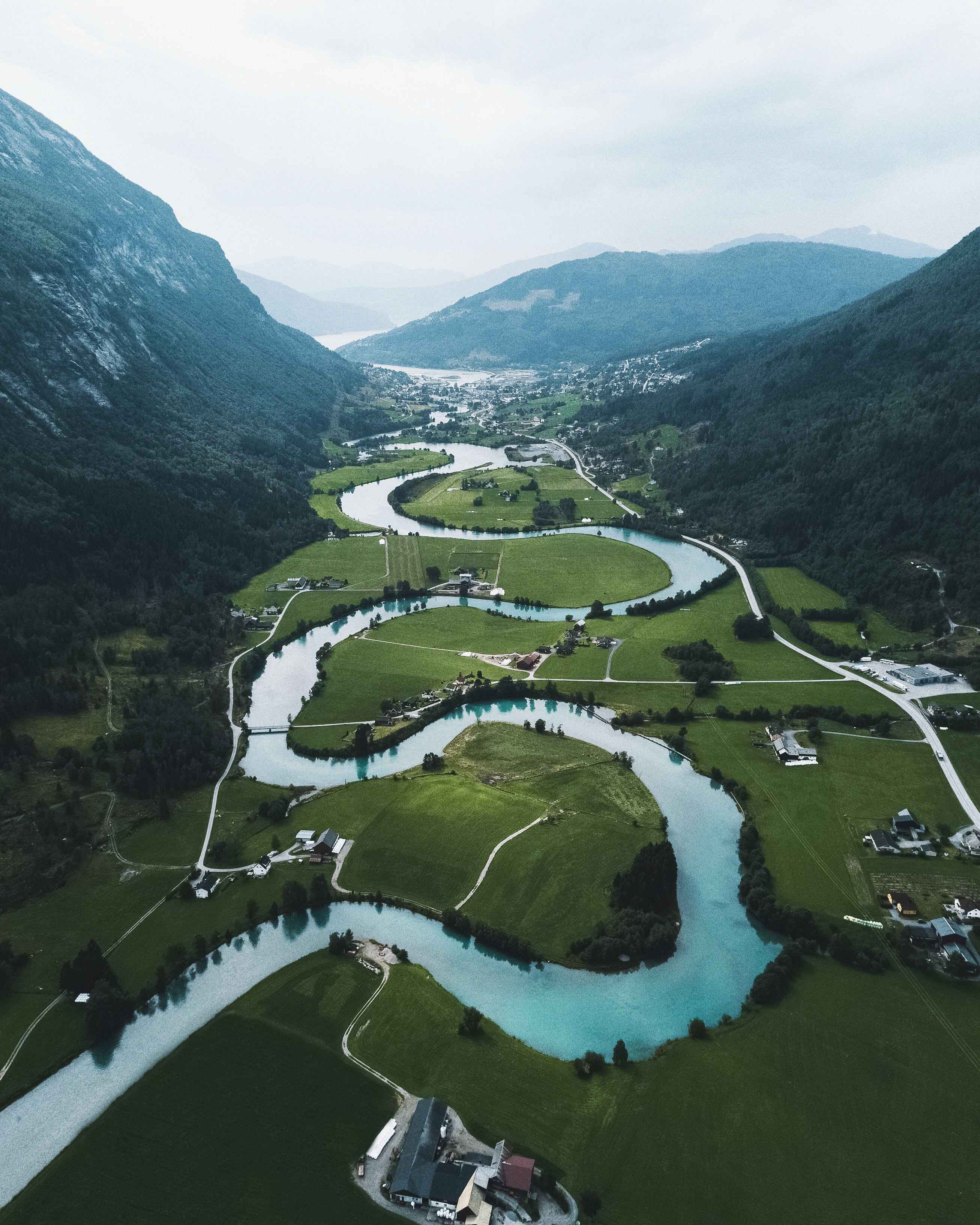 Dronebilete av Stryneelva mot Stryn sentrum.