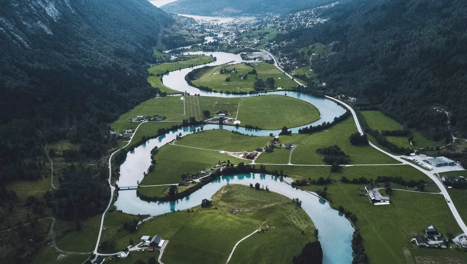 Dronebilete av Stryneelva mot Stryn sentrum.