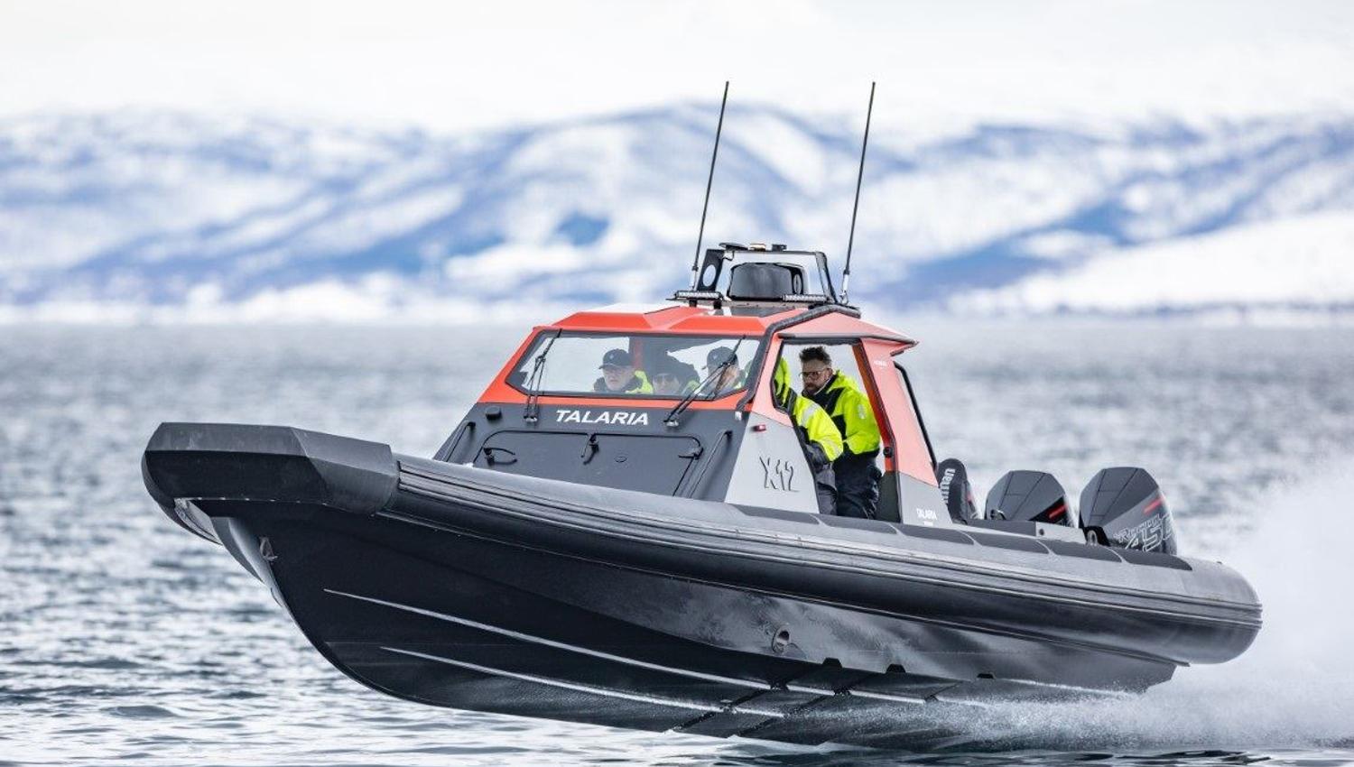 RIB båt kjører fort på vannet