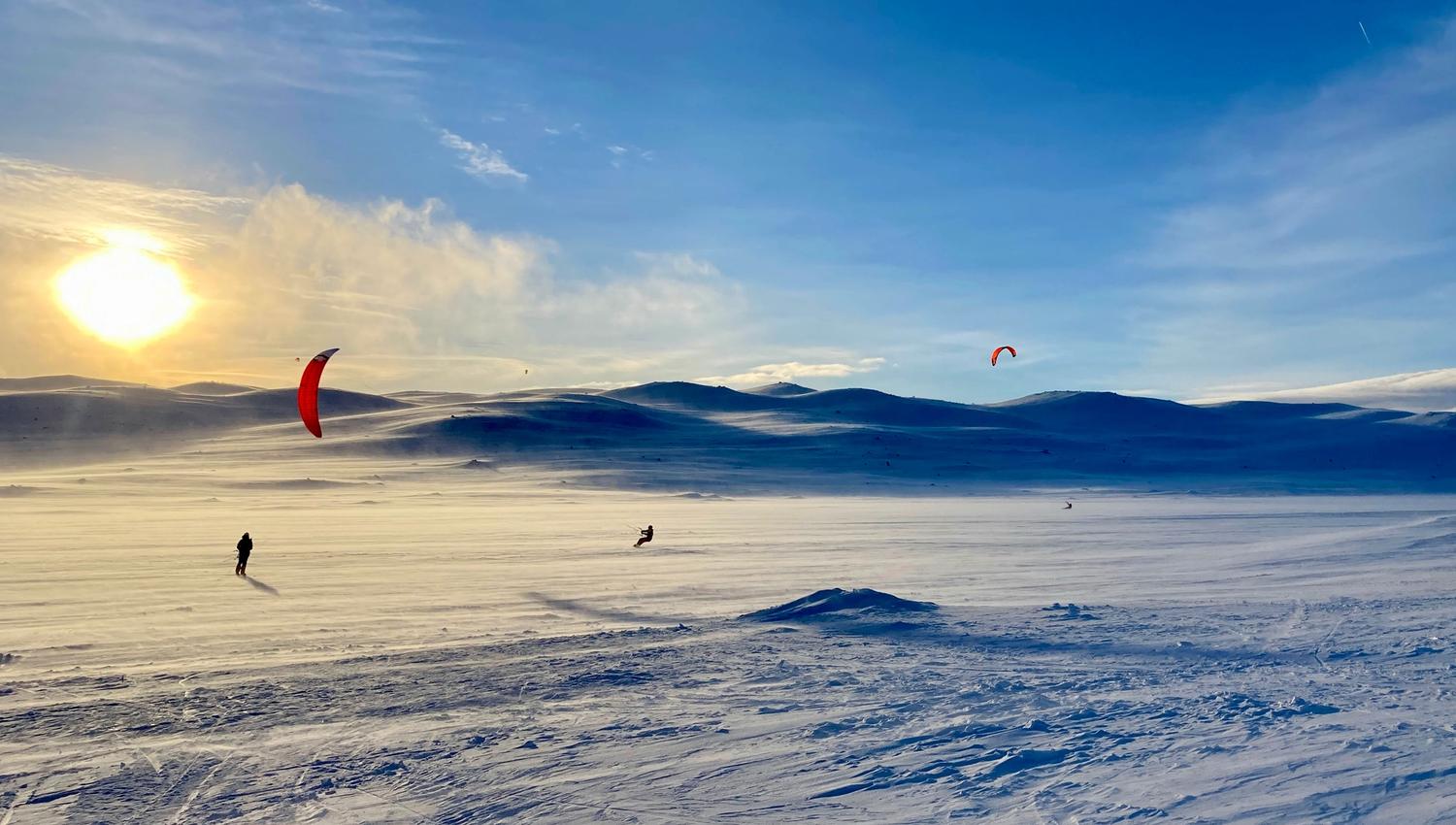 Gjør noe annet og prøv deg på snøkiting. Dagali Fjellpark tilby kurs sammen med UpWind