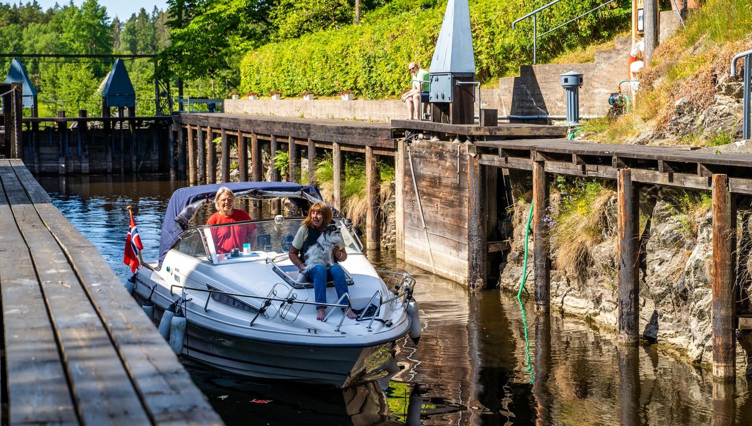 en båt i slusene