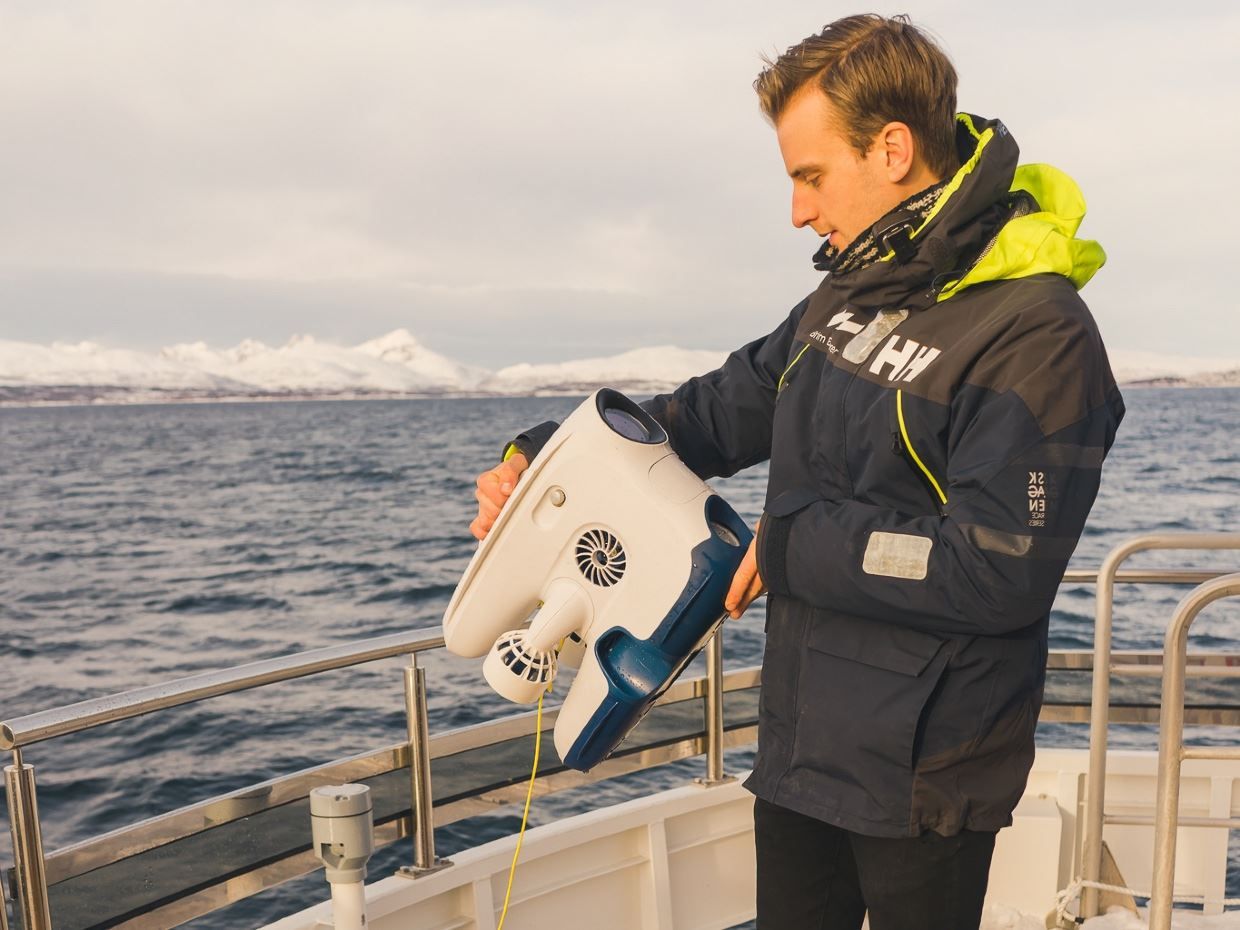 Guide som holder på å gjøre klar undervannsdrone for sjøsetting