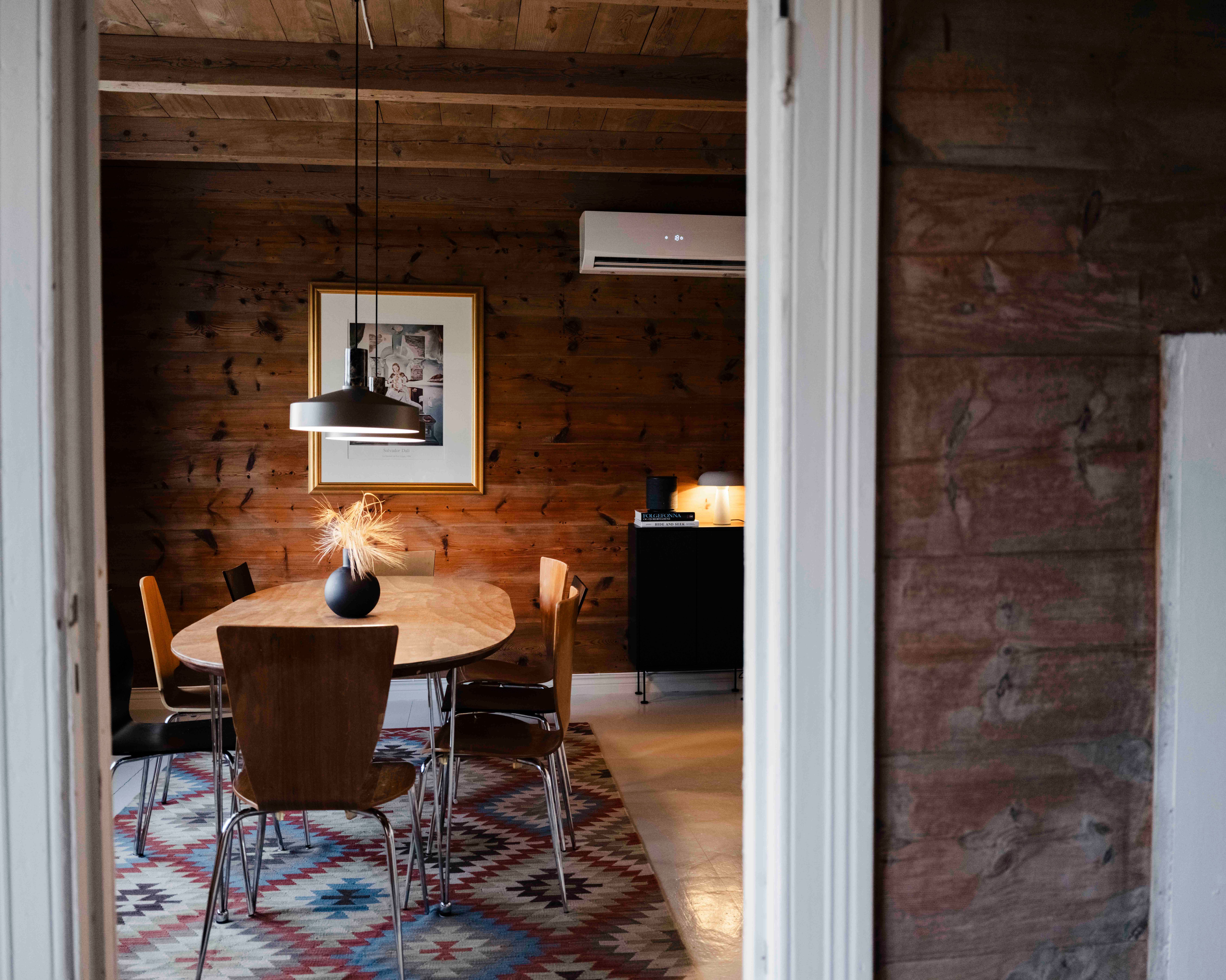Stylish dining room with warm details and natural light at Stigen Fjordlodge.
