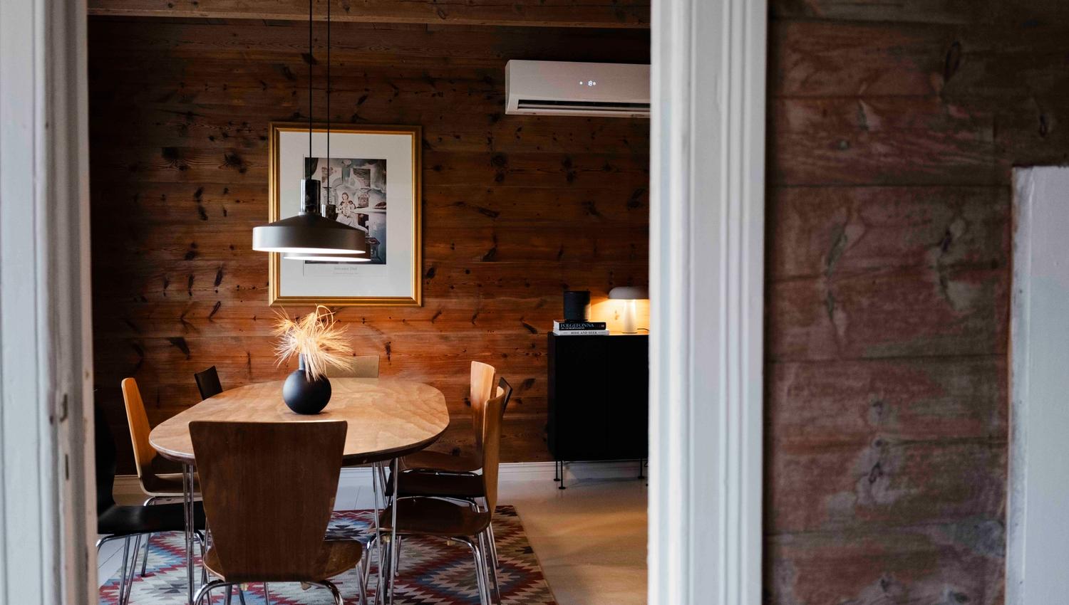 Stylish dining room with warm details and natural light at Stigen Fjordlodge.